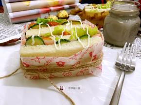 7. 美味的三明治就完成了,再配上一杯用破壁机磨的黑豆浆，赞