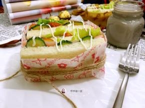 7. 美味的三明治就完成了,再配上一杯用破壁机磨的黑豆浆，赞