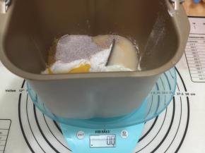 1. 所有材料都称好，除了黄油，其它所有的材料都投进东菱智能面包机T06S-W