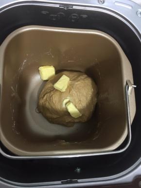 3. 再启动第二次揉面，这时可把黄油投进面包机内继续揉面，我总共用了三次20分钟的普通揉面程序