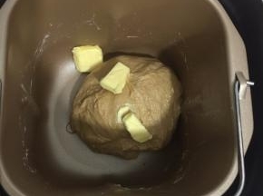 3. 再启动第二次揉面，这时可把黄油投进面包机内继续揉面，我总共用了三次20分钟的普通揉面程序