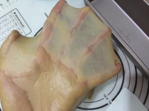 5. 揉至完成扩展，可拉出薄薄的手套膜