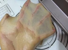 5. 揉至完成扩展，可拉出薄薄的手套膜