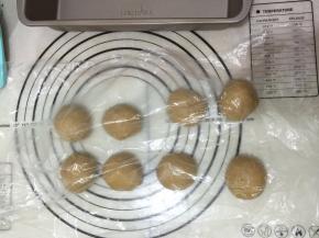 6. 把面团分成8等份，滚圆后盖保鲜膜松弛20分钟