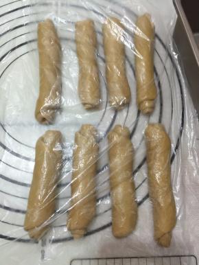 8. 盖保鲜膜醒发20分钟左右