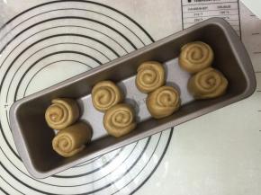 10. 卷好的面团码在模具内