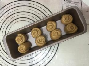 10. 卷好的面团码在模具内