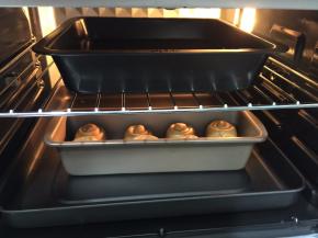 11. 放进烤箱发酵至8-9分满，手指轻摁表面可以缓慢回弹