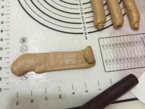 9. 再次擀开，翻面，自上往下卷起