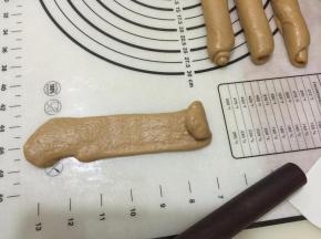 9. 再次擀开，翻面，自上往下卷起