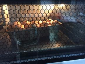 12. 放入预热好的烤箱，下层上下管150度烘烤25分钟出炉，顶部上色要及时盖锡纸