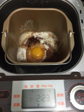 1所有材料都称好，除了黄油以外，其它所有的材料都投进东菱智能面包机T06S-W