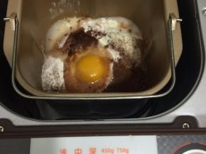 1所有材料都称好，除了黄油以外，其它所有的材料都投进东菱智能面包机T06S-W