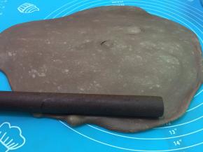 6把发酵好的面团取出按压开排气（面团总量为530克）