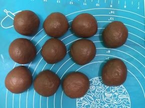 7把面团分割出11个30克做小熊的身子