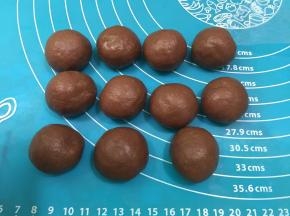 8 把面团分割出11个12克做小熊的头部