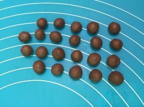 10剩下的面团分割成小熊的耳朵10个1克，和手10个1克，两个小熊共用一个耳朵和手，剩余的面团分成20个2—3克的小面团做为小熊的脚