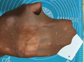 3这个时候面团就达到了扩展阶段，这个时候做餐包是可以的了我是选择直接揉至如图扩展状态，破洞口处为光滑的圆形