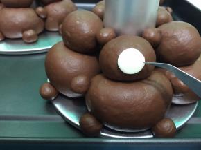 15贴在发酵好的小熊上