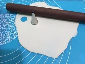 14擀簿用中号裱花嘴压出来做小熊鼻子这时可先预热烤箱上下火150度10分钟