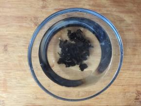 1用冷用泡发，用时大概2小时，或者提前一晚泡发