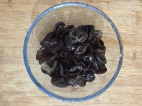 4接下来用清水把木耳清洗干净就可以了