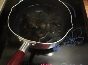 5锅里坐水烧开，倒入木耳，煮3分钟即可