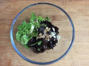 8蒜头切碎，香菜切小段，和其它调料都一起混合拌一拌