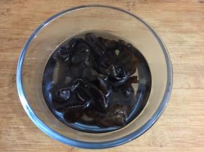 6事先准备好一碗冷白开或冰水