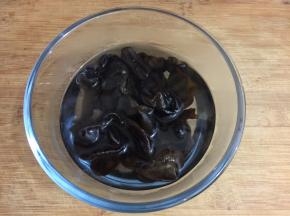 6事先准备好一碗冷白开或冰水