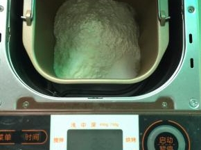 1. 所有材料都称好，将所有的材料都投进东菱智能面包机T06S-W