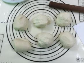 5. 分割成6份83克的小面团