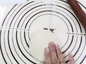 7. 取出一个面团，稍微把周边按拍开