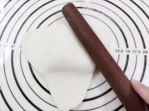 9. 压出三角形用擀面杖擀开（如图）