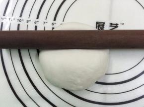 8. 再用擀面杖压出三角形