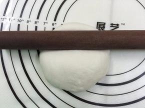 8. 再用擀面杖压出三角形