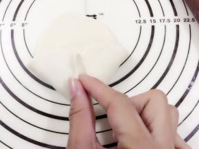 10. 翻面，再把擀平的面对折捏紧即可