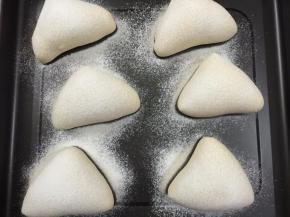 13. 这时可先预热烤箱上火150度下火120度10分钟
在发酵好的面包上筛上面粉