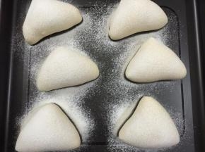 13. 这时可先预热烤箱上火150度下火120度10分钟
在发酵好的面包上筛上面粉