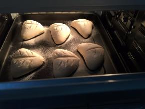 15. 送进烤箱上火150度下火120度烤25分钟即可