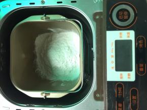 1. 把所有的粉类投进面包机