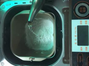 2. 加入开水，启动普通揉面功能