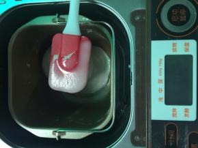 4. 揉至面光滑加入猪油或花生油