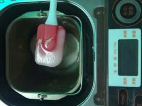 4. 揉至面光滑加入猪油或花生油