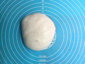 5. 取出的粿皮用保鲜膜盖住，醒20分钟