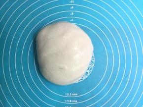5. 取出的粿皮用保鲜膜盖住，醒20分钟