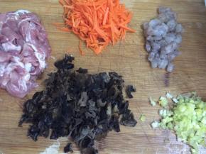 6. 把所需的馅料切好备用