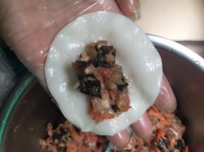 9. 把粿皮捏簿，取少许馅料