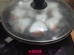 12. 锅里坐水，煮开把粿放入锅中，蒸8分钟