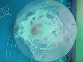 8. 取一小块粿皮团裹圆，如果有点粘手就把粿皮放在粘米粉上滚一圈